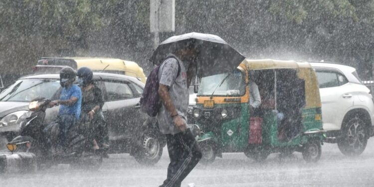 Delhi Weather Update: 9 दिन पहले पहुंचा मानसून, भारी बारिश से बदला मौसम का मिजाज, इन राज्यों में रेड अलर्ट जारी!