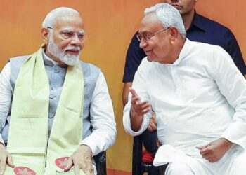 PM Modi Bihar Visit 2025: बिहार को मिला 5,900 करोड़ का तोहफा! मोदी-नीतीश की जोड़ी ने सीवान से किया विकास योजनाओं का धमाकेदार उद्घाटन