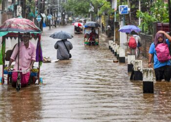 Delhi Monsoon Update: दिल्ली-यूपी में उमस से हाहाकार, पहाड़ों पर आफत की बारिश! कब आएगा मानसून? जानिए मौसम विभाग की ताज़ा भविष्यवाणी