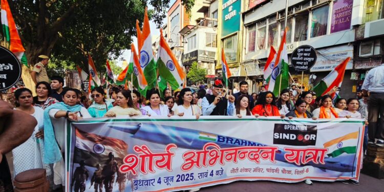 Operation Sindoor News: ‘घर में घुसकर मारा’: ऑपरेशन सिंदूर के वीरों के सम्मान में दिल्ली की सड़कों पर उमड़ा देशभक्ति का सैलाब!