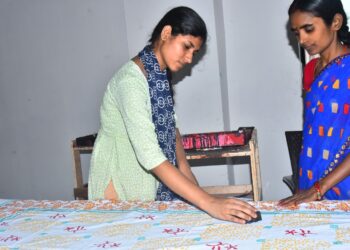 Nidhi Block Printing Success: : न बोल सकती, न सुन सकती… लेकिन ब्लॉक प्रिंटिंग ने बदल दी निधि की किस्मत!