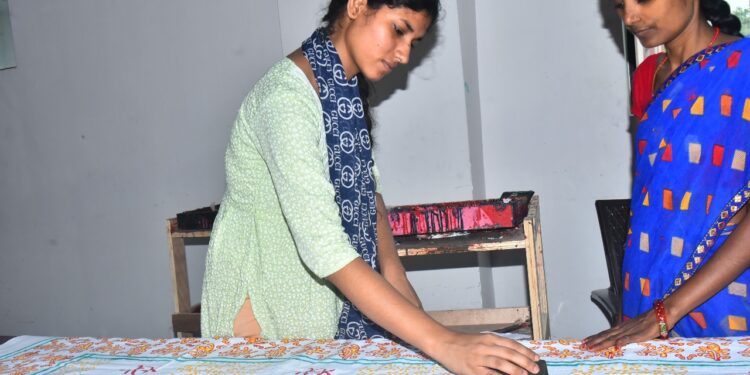 Nidhi Block Printing Success: : न बोल सकती, न सुन सकती… लेकिन ब्लॉक प्रिंटिंग ने बदल दी निधि की किस्मत!