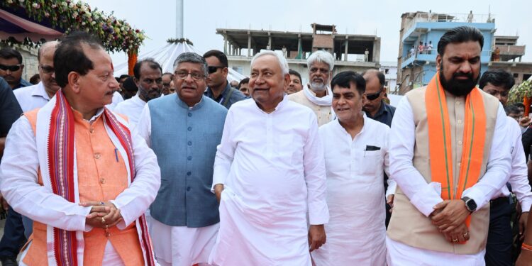 Nitish Kumar News 2025: पटना को जाम से मिलेगी राहत! नीतीश कुमार ने 1105 करोड़ की एलिवेटेड सड़क का किया उद्घाटन, अब महज 5 मिनट में तय होगी दूरी