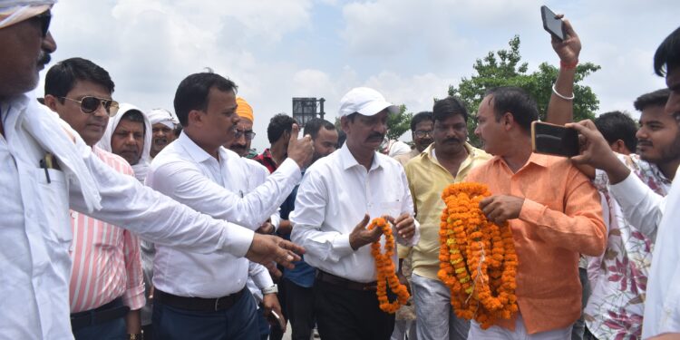 Dinesh Kumar Rai : रोहतास में ऐतिहासिक स्वागत! प्रोन्नत सचिव दिनेश कुमार राय का 1200 गाड़ियों के काफिले के साथ भव्य सम्मान समारोह | देखें तस्वीरें
