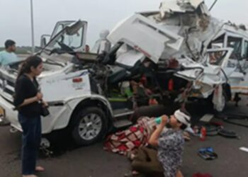 Delhi-Mumbai Expressway Accident: Delhi-Mumbai Expressway पर बड़ा सड़क हादसा, मिनी बस ट्रक से टकराई, , 4 की मौत, 10 घायल