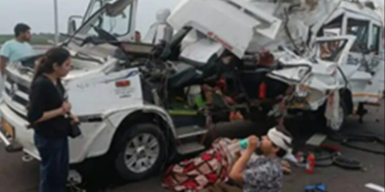 Delhi-Mumbai Expressway Accident: Delhi-Mumbai Expressway पर बड़ा सड़क हादसा, मिनी बस ट्रक से टकराई, , 4 की मौत, 10 घायल