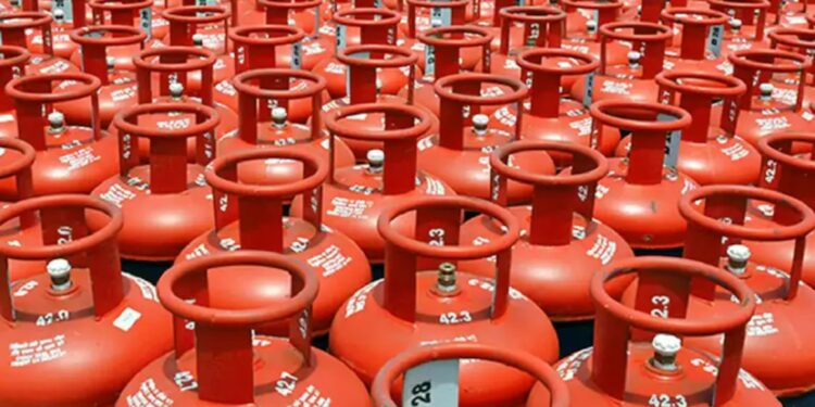 LPG Price Today: 1 जुलाई को एलपीजी सिलेंडर की कीमत में जबरदस्त गिरावट! जानिए अब आपके शहर में क्या है नया रेट”