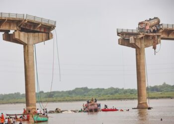 Gujarat Bridge Tragedy: अचानक ढह गया पुल, गाड़ियां समा गईं नदी में, 6 की दर्दनाक मौत – वीडियो देख कांप जाएगी रूह!