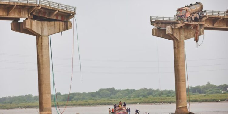 Gujarat Bridge Tragedy: अचानक ढह गया पुल, गाड़ियां समा गईं नदी में, 6 की दर्दनाक मौत – वीडियो देख कांप जाएगी रूह!