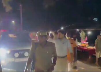 Barabanki: बाराबंकी में अवसानेश्वर महादेव मंदिर में श्रद्धालुओं पर गिरा बिजली का तार, 2 की मौत 40 से ज्यादा घायल