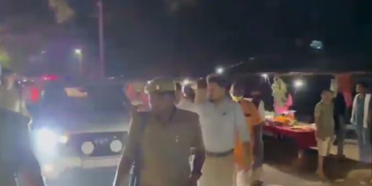 Barabanki: बाराबंकी में अवसानेश्वर महादेव मंदिर में श्रद्धालुओं पर गिरा बिजली का तार, 2 की मौत 40 से ज्यादा घायल