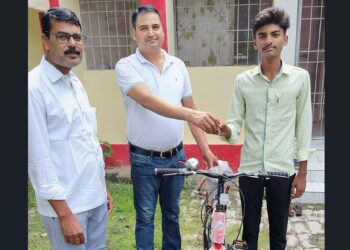 बगहा में छात्र निरंजन को मिली नई साइकिल, “ऑक्सीजन मैन” गौरव राय की टीम का मानवीय उपहार!
