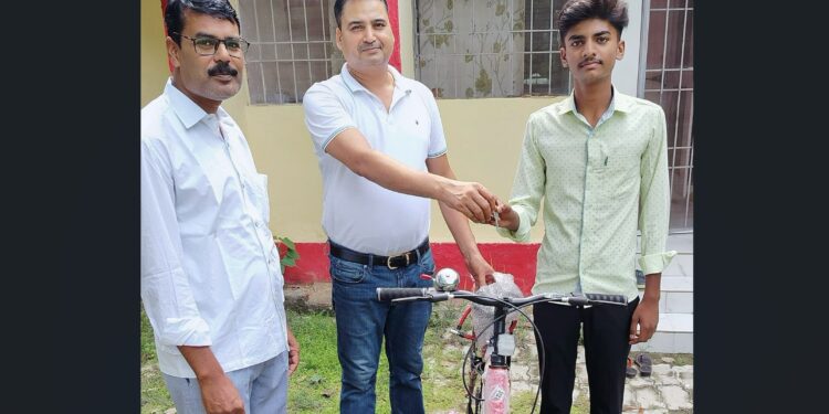 बगहा में छात्र निरंजन को मिली नई साइकिल, “ऑक्सीजन मैन” गौरव राय की टीम का मानवीय उपहार!