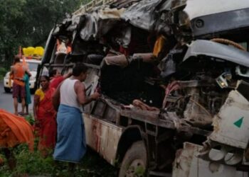 Devghar Accident News: देवघर में कांवड़ यात्रा के दौरान भीषण हादसा! ट्रक से टकराई बस, 6 की मौत, 30 घायल – मचा हाहाकार