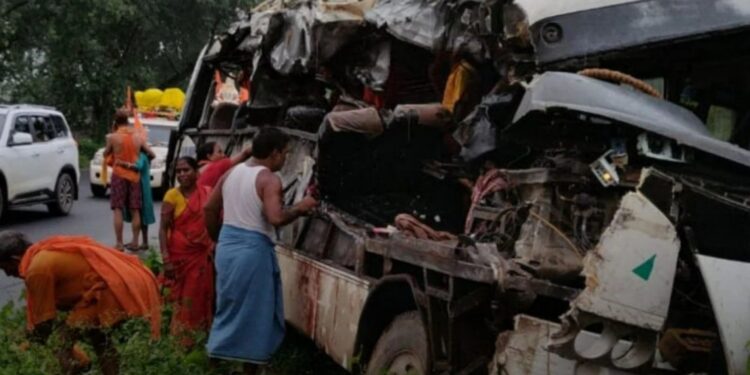 Devghar Accident News: देवघर में कांवड़ यात्रा के दौरान भीषण हादसा! ट्रक से टकराई बस, 6 की मौत, 30 घायल – मचा हाहाकार