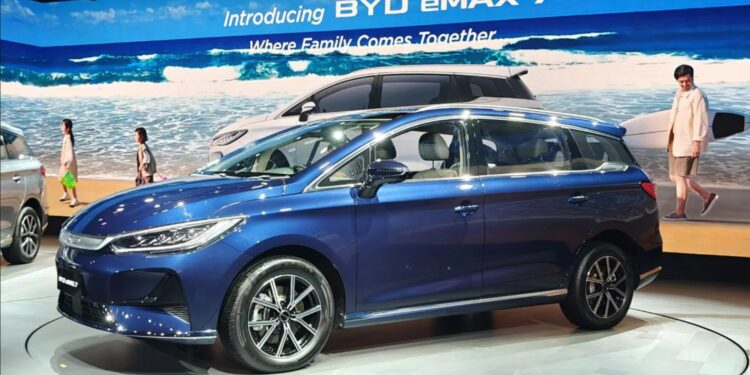 BYD Emax 7 Vs Kia Clavis EV: कौनसी इलेक्ट्रिक MPV है ज्यादा दमदार? किआ क्लाविस EV Vs BYD ईमैक्स 7, कौन सी EV है भारत की असली MPV किंग?