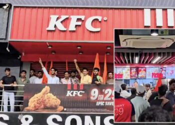 Indirapuram KFC Controversy: गाजियाबाद में KFC स्टोर पर हंगामा, सावन में नॉनवेज बेचने पर हिंदू संगठन का विरोध, वायरल वीडियो