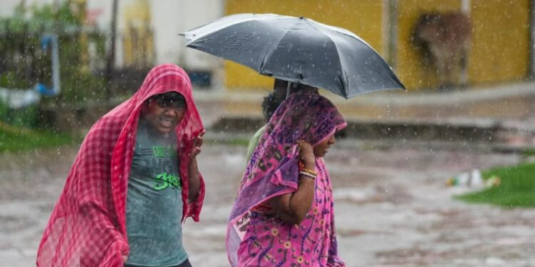 UP Weather Update: UP में मानसून का कहर! 1 जुलाई से मचेगा बारिश का हाहाकार, बिजली गिरने और जलभराव की चेतावनी