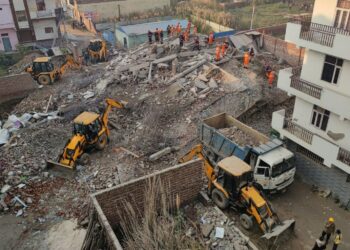 Delhi Building Collapse: दिल्ली बिल्डिंग हादसा: 2 साल की मासूम समेत 6 की मौत, पूरा परिवार मलबे में दबा, बचाव में आई बड़ी मुश्किल