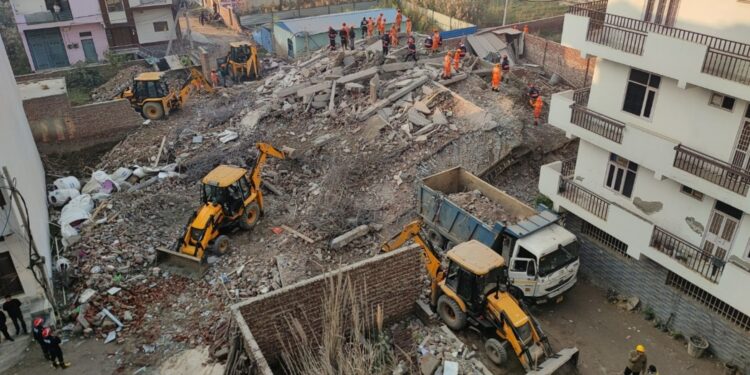 Delhi Building Collapse: दिल्ली बिल्डिंग हादसा: 2 साल की मासूम समेत 6 की मौत, पूरा परिवार मलबे में दबा, बचाव में आई बड़ी मुश्किल