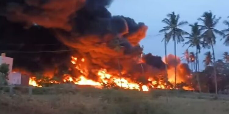 Tamil Nadu Train Fire: चेन्नई से डीज़ल ला रही मालगाड़ी में लगी भीषण आग, 5 टैंकर जलकर राख, कई ट्रेनें रोकी गईं!