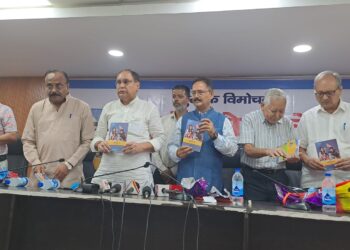 Dr Mukesh Kishore Book Launch: “मुझे ऐसे पालें” किताब लॉन्च: हर माता-पिता को पढ़नी चाहिए डॉ. मुकेश किशोर की यह आंख खोलने वाली गाइड!