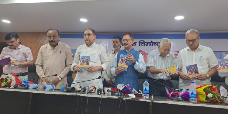 Dr Mukesh Kishore Book Launch: “मुझे ऐसे पालें” किताब लॉन्च: हर माता-पिता को पढ़नी चाहिए डॉ. मुकेश किशोर की यह आंख खोलने वाली गाइड!