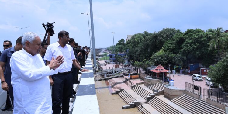 Ganga River Water Level: पटना में गंगा का बढ़ता कहर! CM नीतीश कुमार ने किया जेपी गंगा पथ का हवाई निरीक्षण, अधिकारियों को दिए सख्त निर्देश