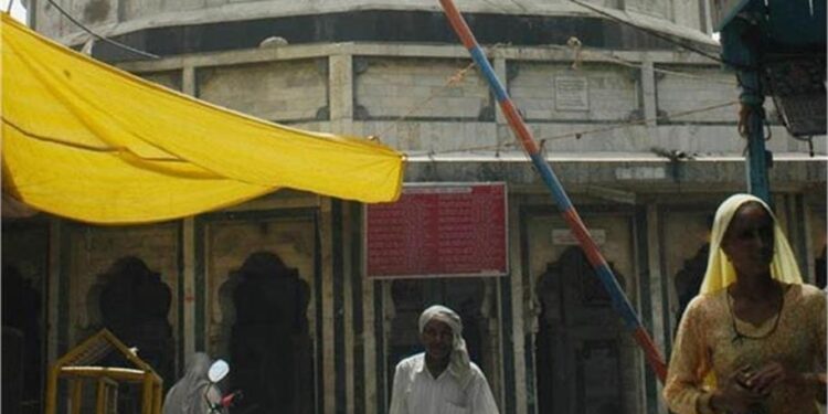 दिल्ली: कालका जी मंदिर में श्रद्धालु और पुजारी के बीच झड़प, इलाज के दौरान पुजारी की मौत