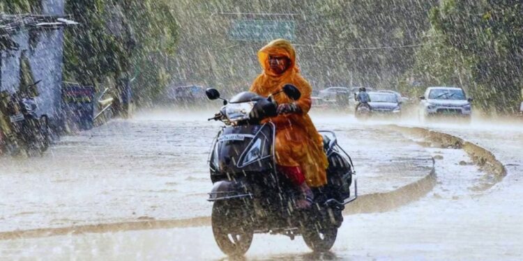 UP Weather Update: उमस से कब मिलेगी राहत? जानें किन जिलों में होगी बारिश और कहां बना बाढ़ का खतरा