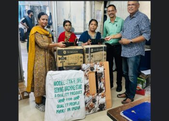 मानवता की मिसाल बने दुर्गेश चौधरी! पातेपुर के दुर्गेश चौधरी ने पुण्यतिथि पर दी सिलाई मशीनें