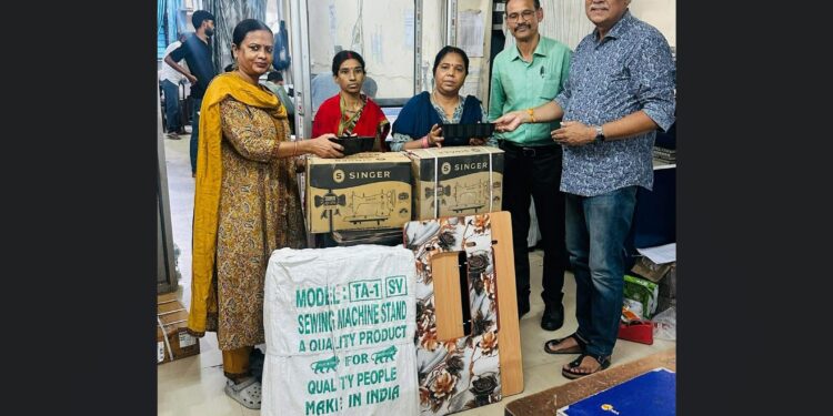 मानवता की मिसाल बने दुर्गेश चौधरी! पातेपुर के दुर्गेश चौधरी ने पुण्यतिथि पर दी सिलाई मशीनें