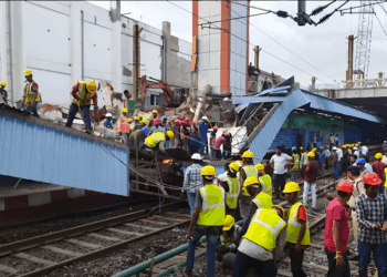 कटक रेलवे स्टेशन हादसा: निर्माणाधीन छत अचानक गिरी, ट्रेनों की रफ्तार थमी, यात्रियों में दहशत!