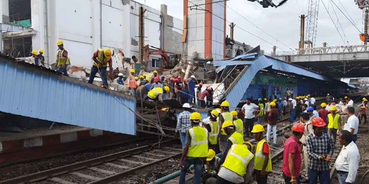 कटक रेलवे स्टेशन हादसा: निर्माणाधीन छत अचानक गिरी, ट्रेनों की रफ्तार थमी, यात्रियों में दहशत!