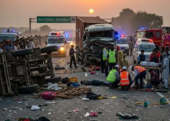 UP Road Accident: श्रद्धालुओं से भरे ट्रैक्टर-ट्रॉली में कैंटर की भीषण टक्कर, 8 की मौत, 50 से ज्यादा घायल