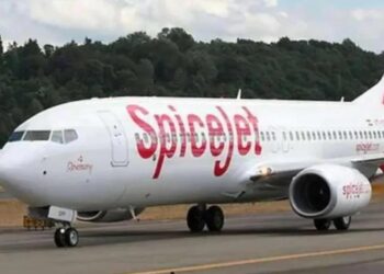 Delhi-Srinagar SpiceJet Flight: हवा में फैला हड़कंप, तकनीकी खराबी के बाद श्रीनगर एयरपोर्ट पर इमरजेंसी लैंडिंग