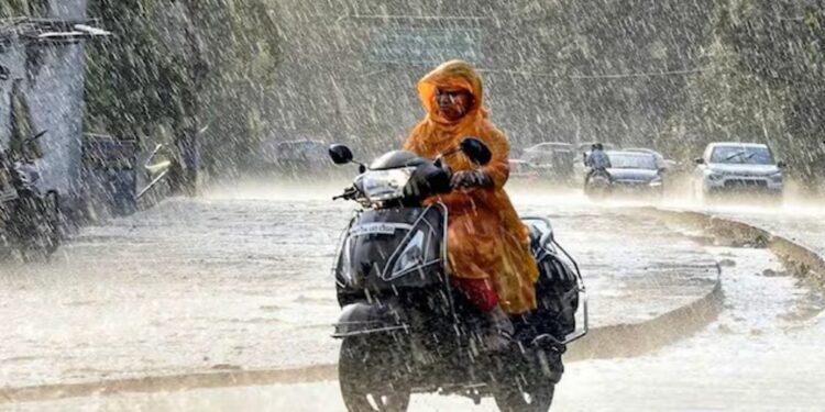 UP Weather Alert: UP में 44 जिलों में भारी बारिश का कहर! अगले 48 घंटे में मचेगी तबाही, IMD ने जारी किया रेड अलर्ट