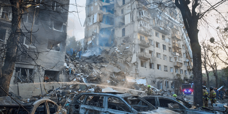 RussiaUkraineWar: रूस का अब तक का सबसे बड़ा हमला! 598 ड्रोन और 31 मिसाइलों से रातभर दहला कीव, बच्चों की मौत