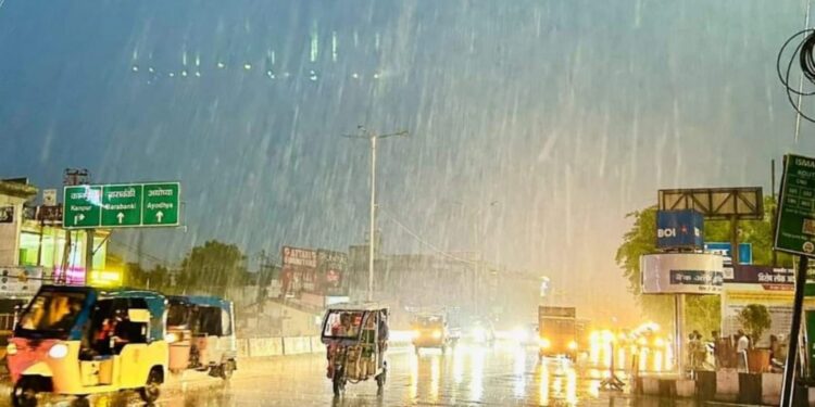 UP Weather Alert: रक्षाबंधन से पहले भारी बारिश का कहर! इन जिलों में IMD ने जारी किया ऑरेंज और येलो अलर्ट