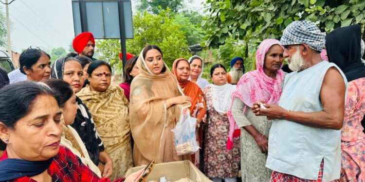 पंजाब बाढ़: AAP यूथ और महिला विंग ने दिखाया जज़्बा, कंधों पर बोरे उठाकर गांव-गांव पहुंचाई मदद!