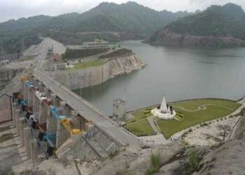 रणजीत सागर डैम से छोड़ा गया 2 लाख क्यूसेक पानी, 65 कर्मचारी फंसे, हेलीकॉप्टर से बचाव अभियान जारी!