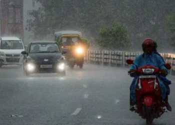 Weather Update: मानसून विदाई के बाद लौटी चिलचिलाती गर्मी, दिल्ली-NCR में बूंदाबांदी, यूपी-बिहार में बारिश का अलर्ट