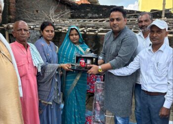 पश्चिमी चंपारण: मीरा देवी को मिली सिलाई मशीन, गौरव राय और साथियों की पहल से महिलाओं को मिल रहा आत्मनिर्भरता का रास्ता