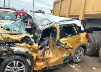 ग्रेटर नोएडा में दर्दनाक हादसा: ट्रक से टकराई छात्रों की कार, छात्रा की मौत, 4 गंभीर घायल