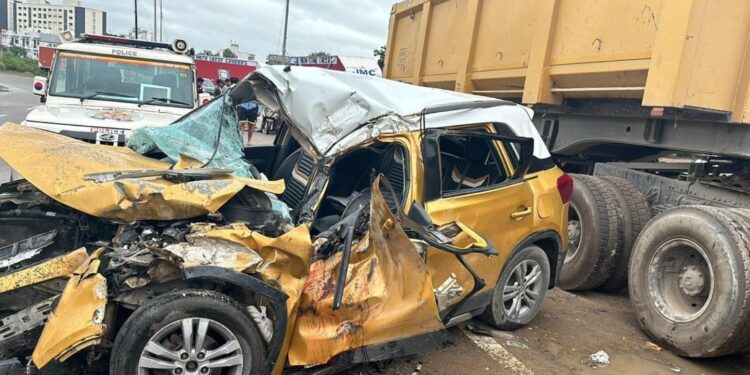 ग्रेटर नोएडा में दर्दनाक हादसा: ट्रक से टकराई छात्रों की कार, छात्रा की मौत, 4 गंभीर घायल