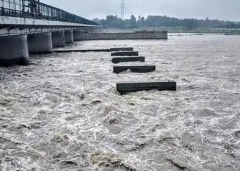 Delhi Flood Alert: हथिनी कुंड से छोड़ा गया 3 लाख क्यूसेक पानी, यमुना खतरे के निशान के करीब – 48 घंटे भारी बारिश का अलर्ट!