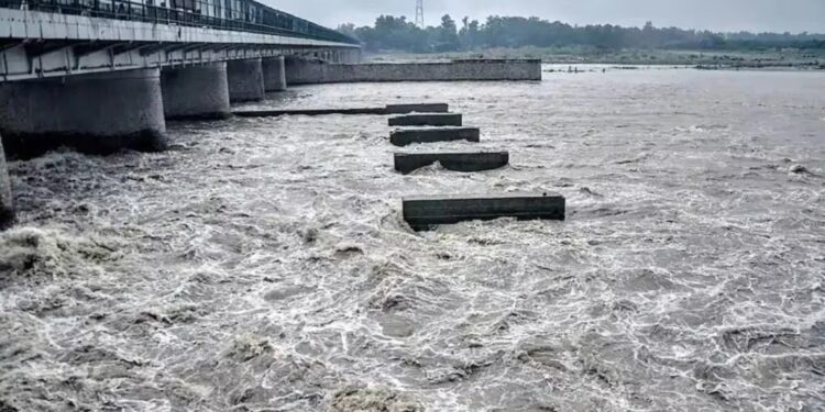 Delhi Flood Alert: हथिनी कुंड से छोड़ा गया 3 लाख क्यूसेक पानी, यमुना खतरे के निशान के करीब – 48 घंटे भारी बारिश का अलर्ट!