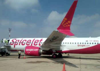 14 घंटे की फ्लाइट देरी, सिर्फ बर्गर-फ्रेंच फ्राई! SpiceJet को यात्री को देने होंगे 55,000 रुपए मुआवज़ा