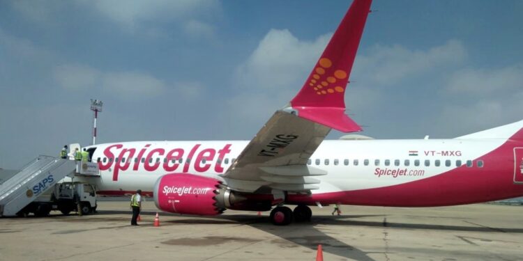 14 घंटे की फ्लाइट देरी, सिर्फ बर्गर-फ्रेंच फ्राई! SpiceJet को यात्री को देने होंगे 55,000 रुपए मुआवज़ा
