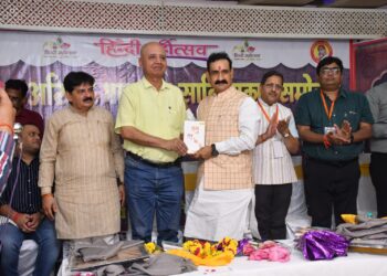 अखिल भारतीय साहित्यकार सम्मेलन: नरोत्तम मिश्रा बोले– साहित्यकार ही समाज का मार्गदर्शक, दिनेश प्रभात को मिला भाषा भूषण सम्मान